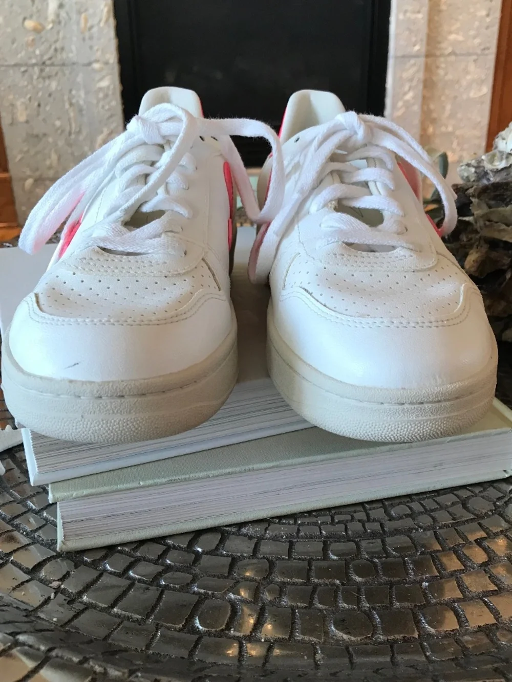 VEJA V-10 CWL VEGAN WHITE ROSE FLUO  LOW TOP SNEAKERS